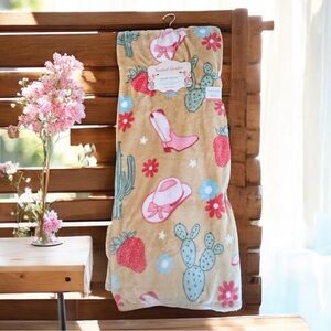 NWT Beautiful Soft Plush 50x70 Throw.